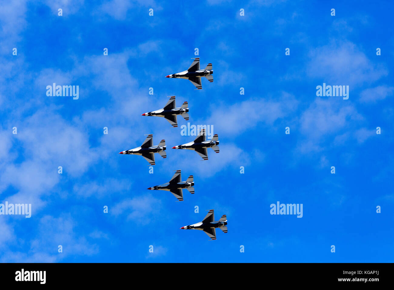 Tutti e sei gli Stati Uniti Air Force Thunderbirds eseguire un fly-by con le loro ali verticali durante l' guerrieri su Wasatch' Air Show, Hill AFB, Utah. Foto Stock