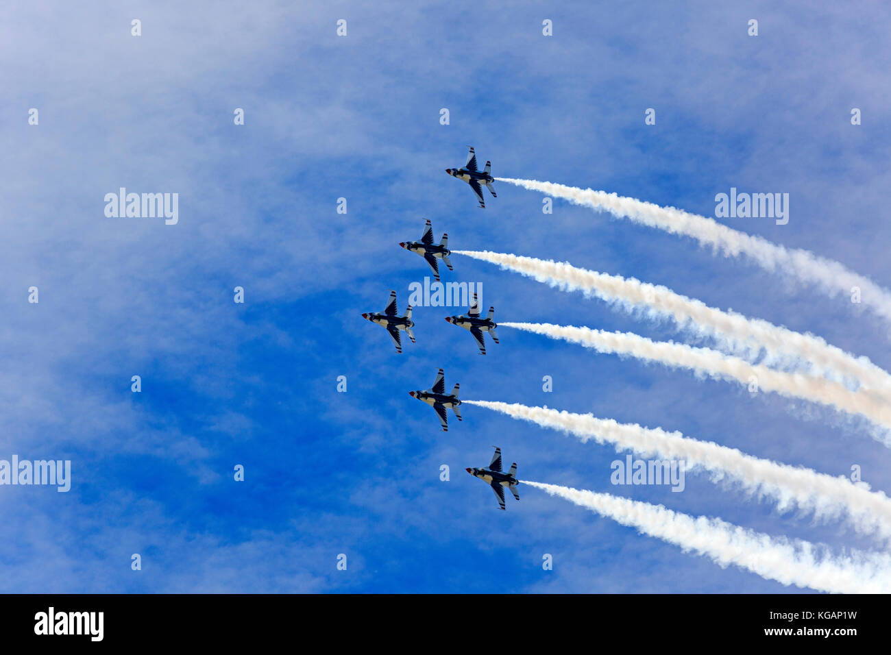 Tutti e sei gli Stati Uniti Air Force Thunderbirds eseguire la loro precisione acrobazia durante l' guerrieri su Wasatch' Air Show a Hill AFB, Utah, Stati Uniti d'America. Foto Stock