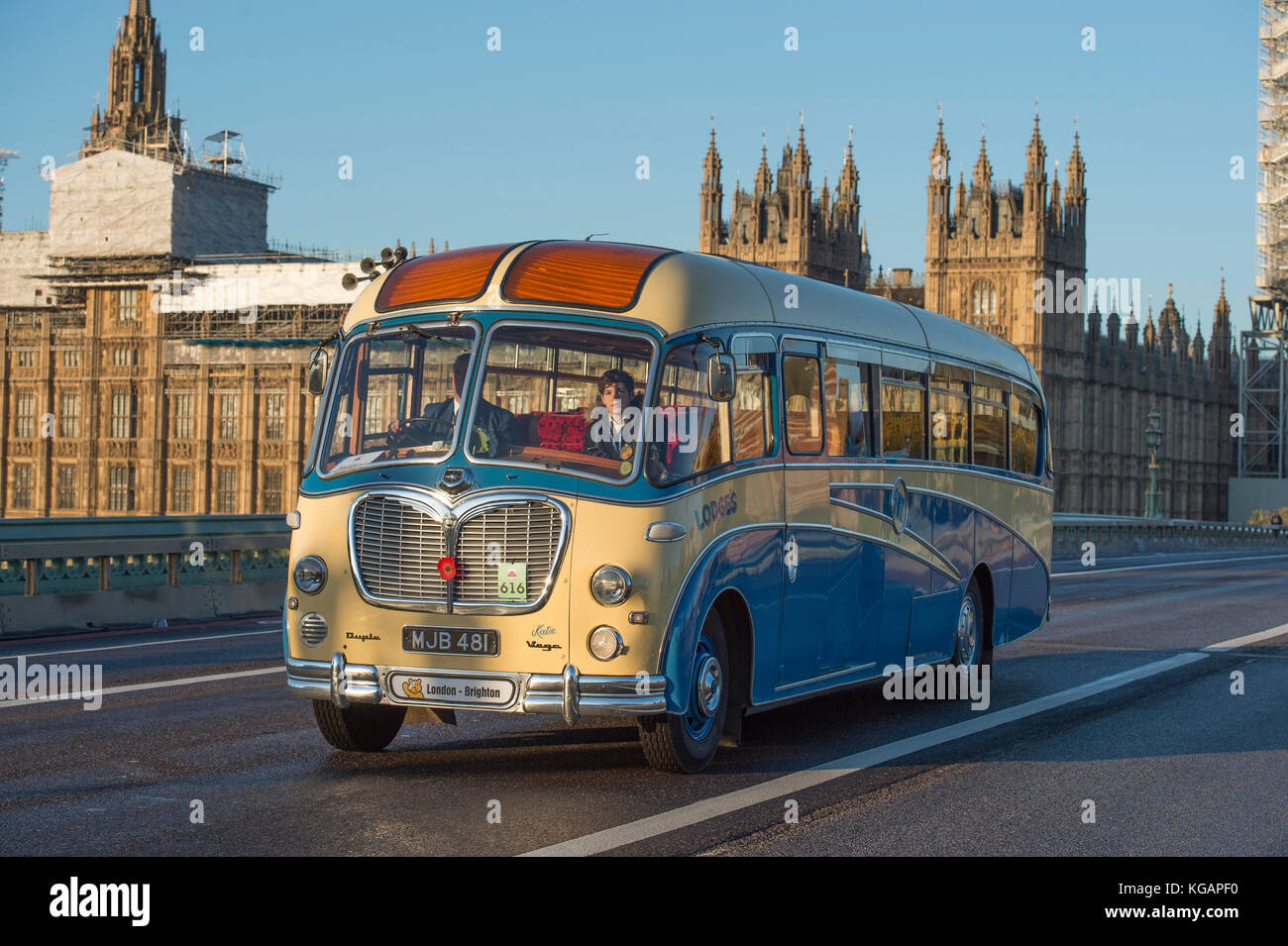 5 novembre 2017. Da Bonhams Londra a Brighton, la pista automobilistica più lunga del mondo, attraversa il ponte di Westminster all'alba. Foto Stock