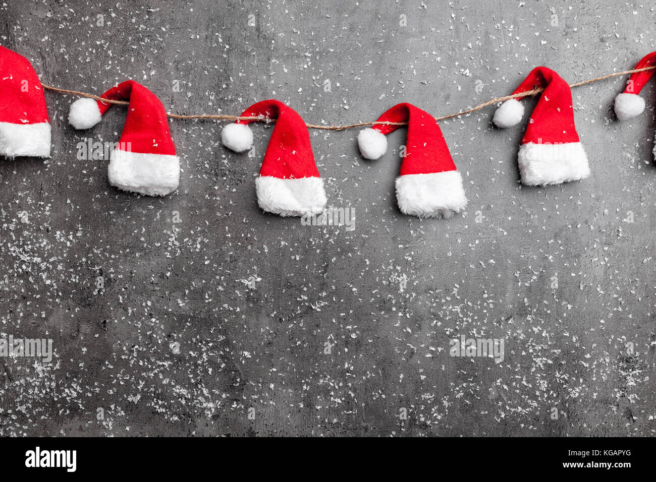 Immagini Di Cappelli Di Babbo Natale.Tradizionale Natale Cappelli Di Babbo Natale Su Sfondo Rustico Con Spazio Di Copia Foto Stock Alamy