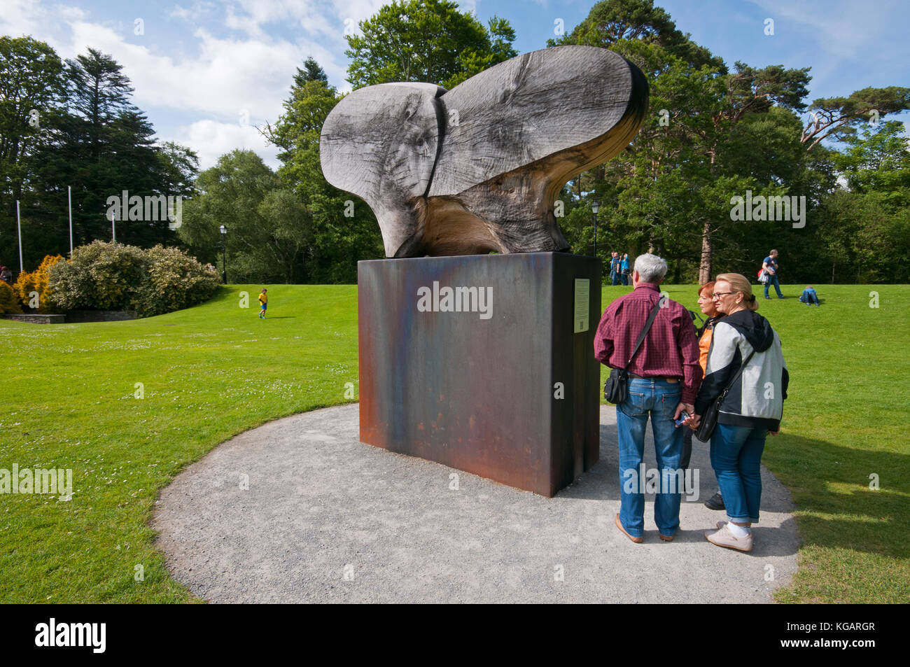 A.W.B. (Billy) Vincent Memorial dallo scultore tedesco Rolf gancio, Muckross House e giardini, Parco Nazionale di Killarney, nella contea di Kerry, Irlanda Foto Stock