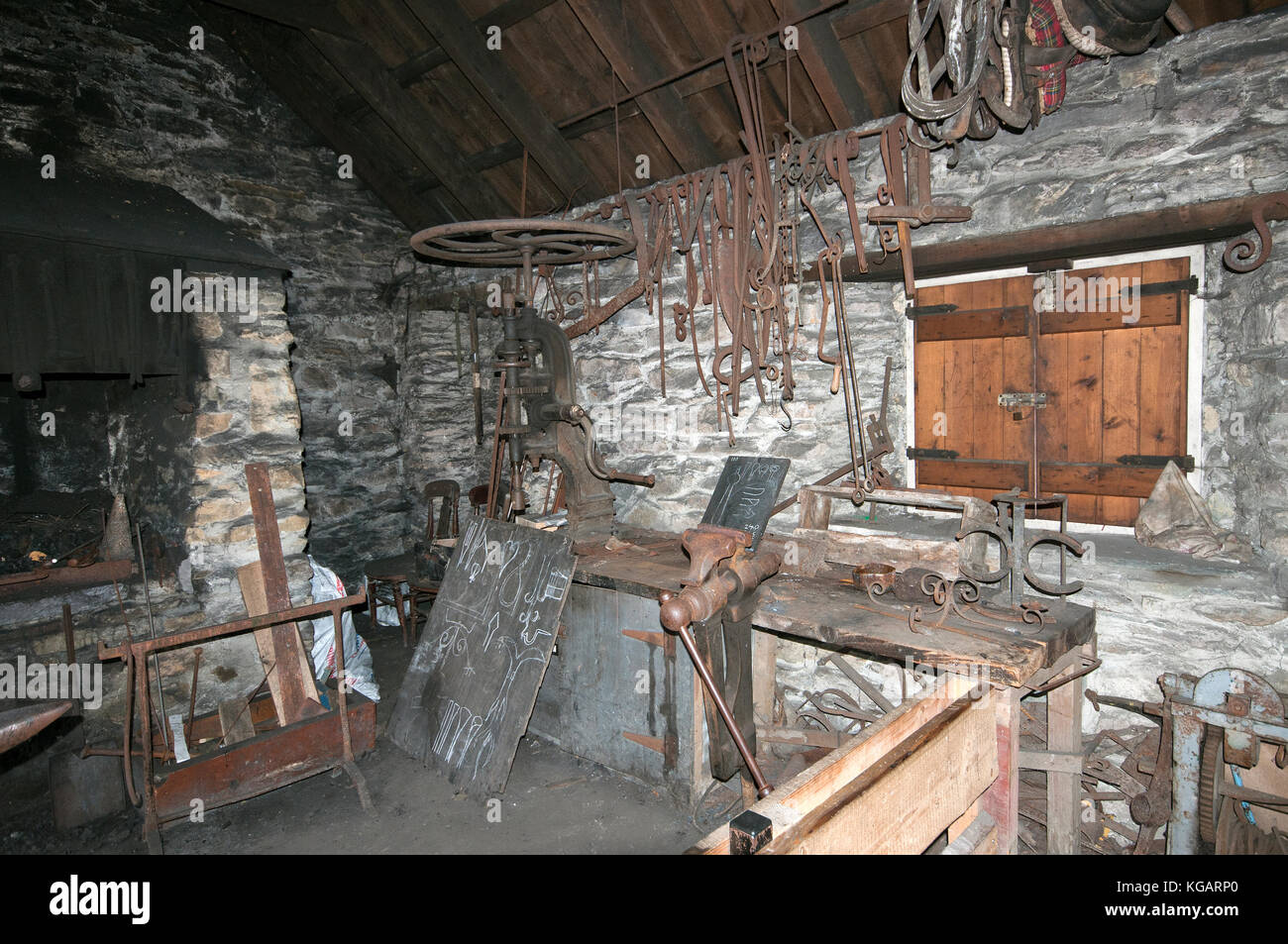 Il vecchio la fucina di fabbro ferraio di presso Fattorie Tradizionali di Muckross, Muckross House e giardini, Parco Nazionale di Killarney, nella contea di Kerry, Irlanda Foto Stock