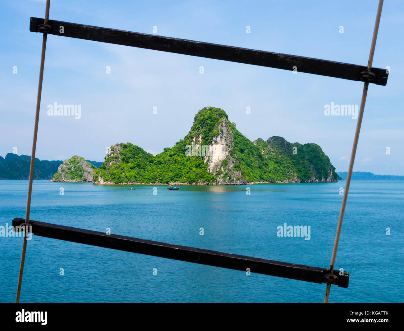 La baia di Ha Long formazioni carsiche attraverso una barca scaletta di corda, Vietnam Foto Stock
