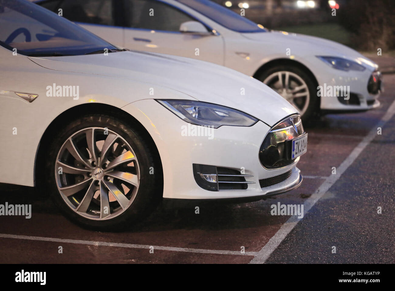PAIMIO, Finlandia - 14 novembre 2015: due bianchi Tesla Model S vetture vengono caricate in Tesla Supercharger station di notte. La sovralimentazione di Tesla sono op Foto Stock