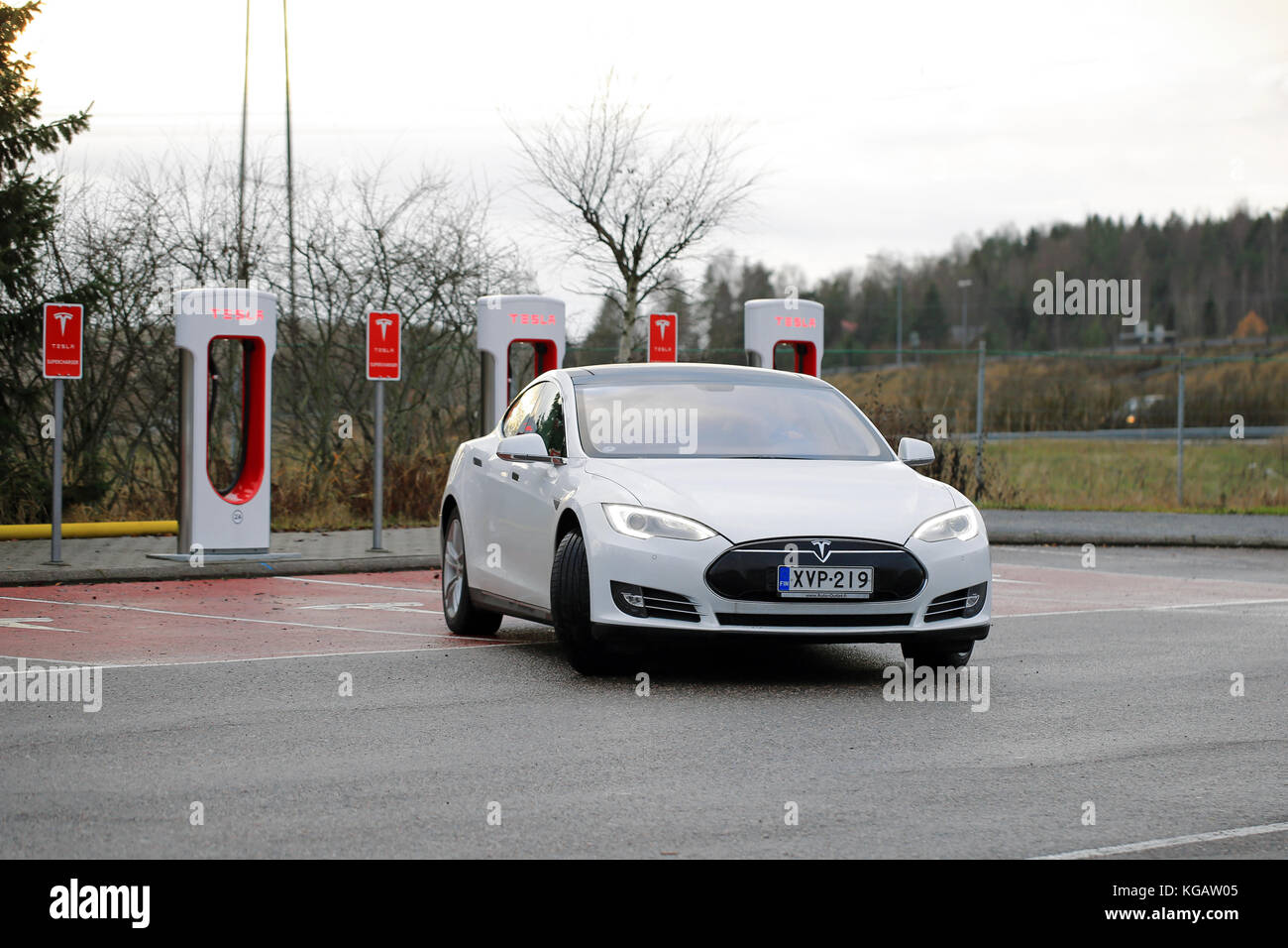 Paimio, Finlandia - 15 Novembre 2015: Tesla Model S auto elettrica lascia il Paimio Tesla Supercharger stazione. Tesla Supercharger fornisce il modello S 270 Foto Stock