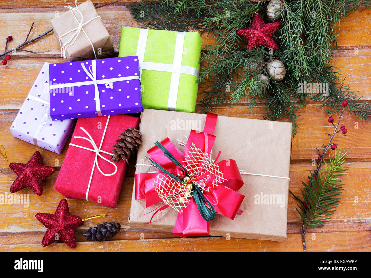 Il tempo di natale. regali di natale e decorazioni natalizie Foto Stock