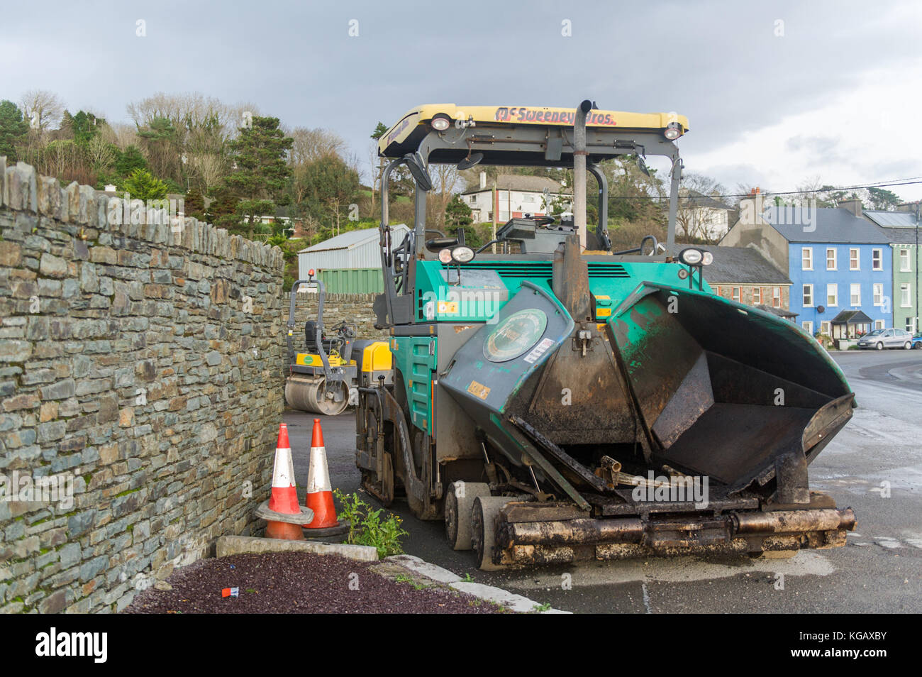 Vogele Super 1803-2 asfalto lastricatore/asfalto macchina parcheggiata in Bantry, West Cork, Irlanda. Foto Stock