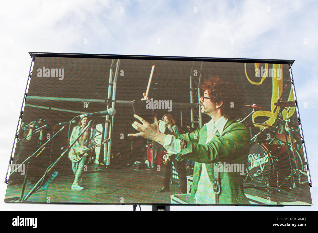 Rock band le tenebre sul grande schermo come si è giocato il suo live set al Festival Godiva, Coventry, Regno Unito nel luglio 2017. Foto Stock