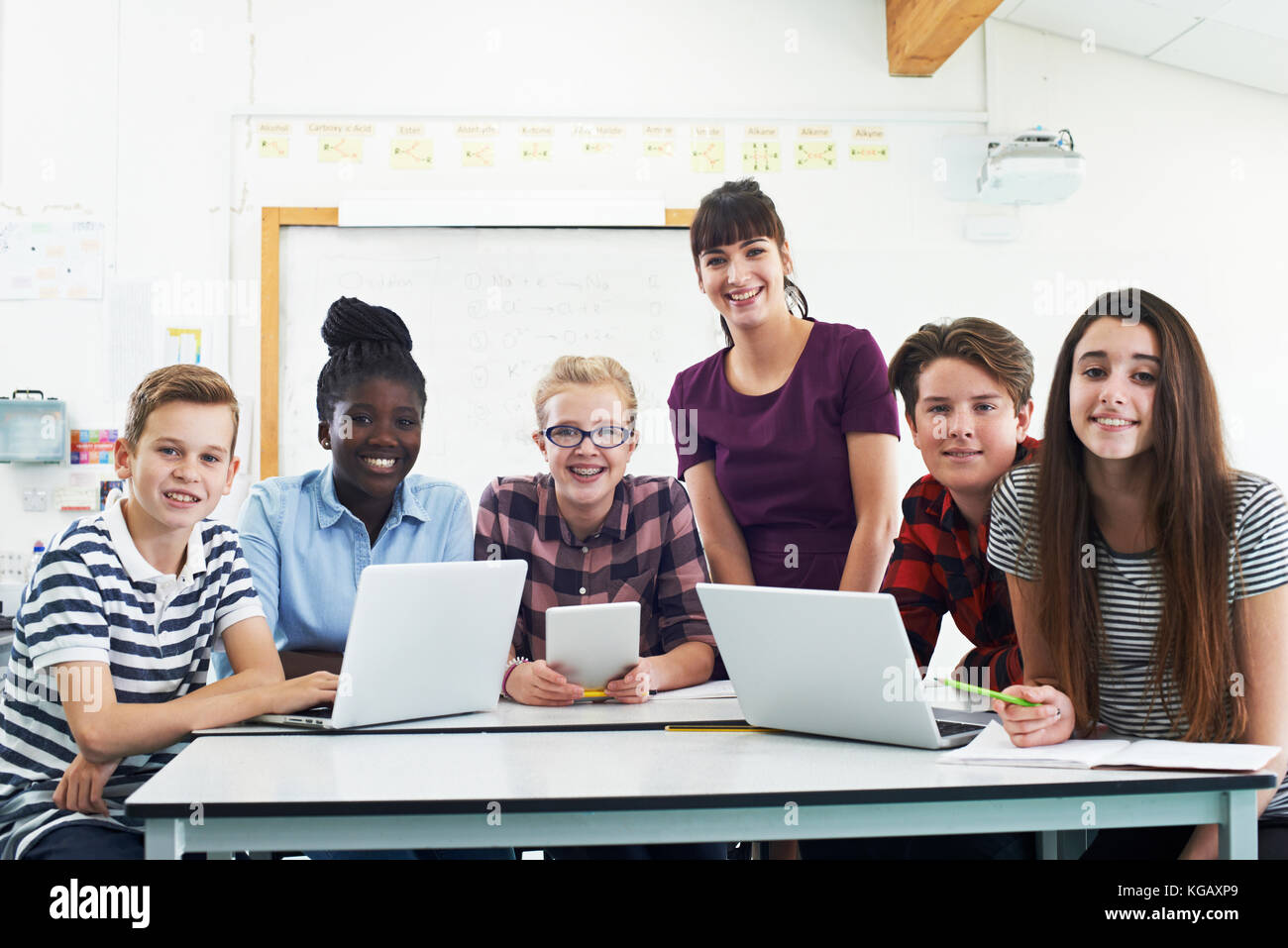 Ritratto di studenti adolescenti con insegnante nella classe di IT Foto Stock