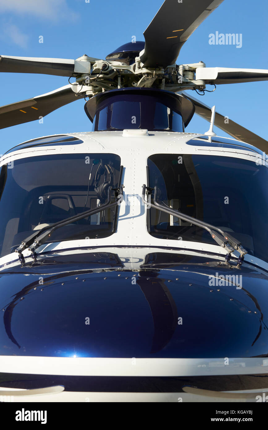 Vista frontale esterna del cockpit in elicottero e pale di rotore Foto Stock