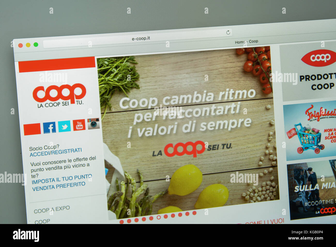 Milano, Italia - 10 agosto 2017: coop website homepage. è un italiano della catena di ipermercati coop.it logo visibile. Foto Stock