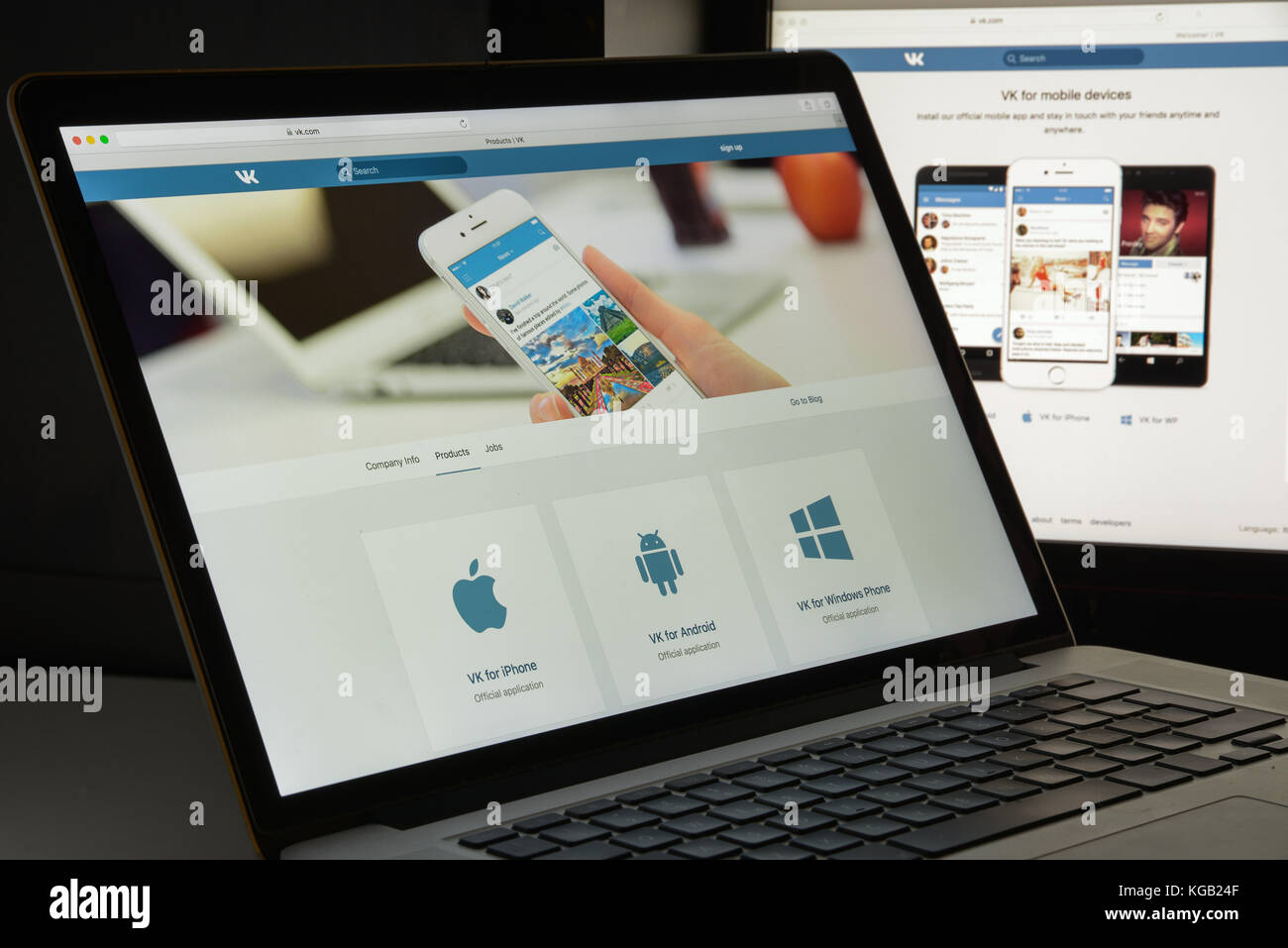 Milano, Italia - 10 agosto 2017: Homepage del sito Vk.com. Si tratta di un servizio russo di social media online e di social networking. Logo VK visibile. Foto Stock