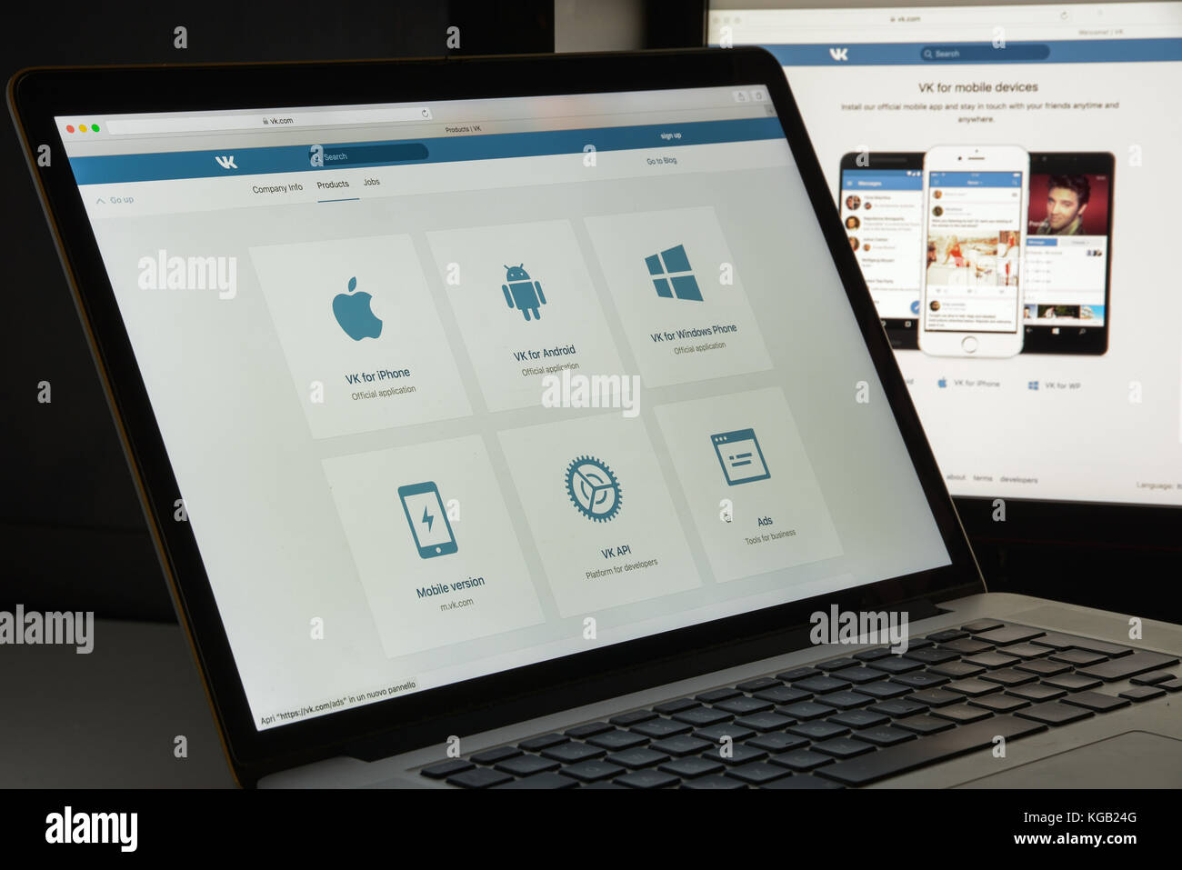 Milano, Italia - 10 agosto 2017: Homepage del sito Vk.com. Si tratta di un servizio russo di social media online e di social networking. Logo VK visibile. Foto Stock