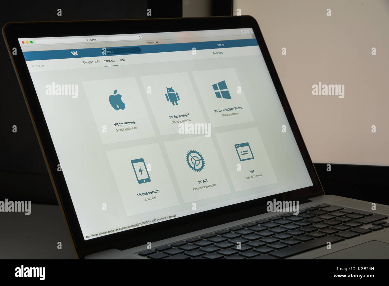 Milano, Italia - 10 agosto 2017: Homepage del sito Vk.com. Si tratta di un servizio russo di social media online e di social networking. Logo VK visibile. Foto Stock
