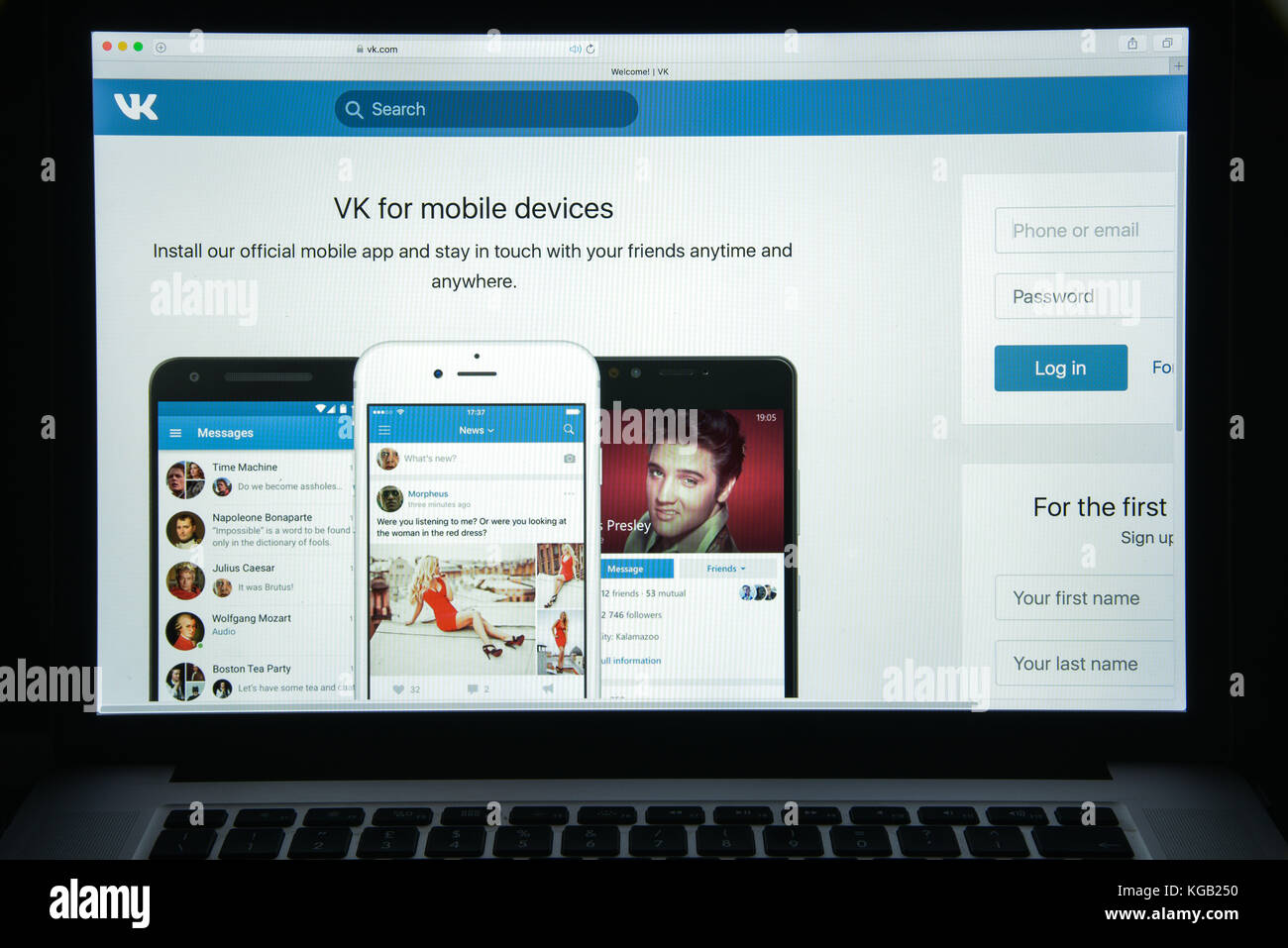 Milano, Italia - 10 agosto 2017: Homepage del sito Vk.com. Si tratta di un servizio russo di social media online e di social networking. Logo VK visibile. Foto Stock