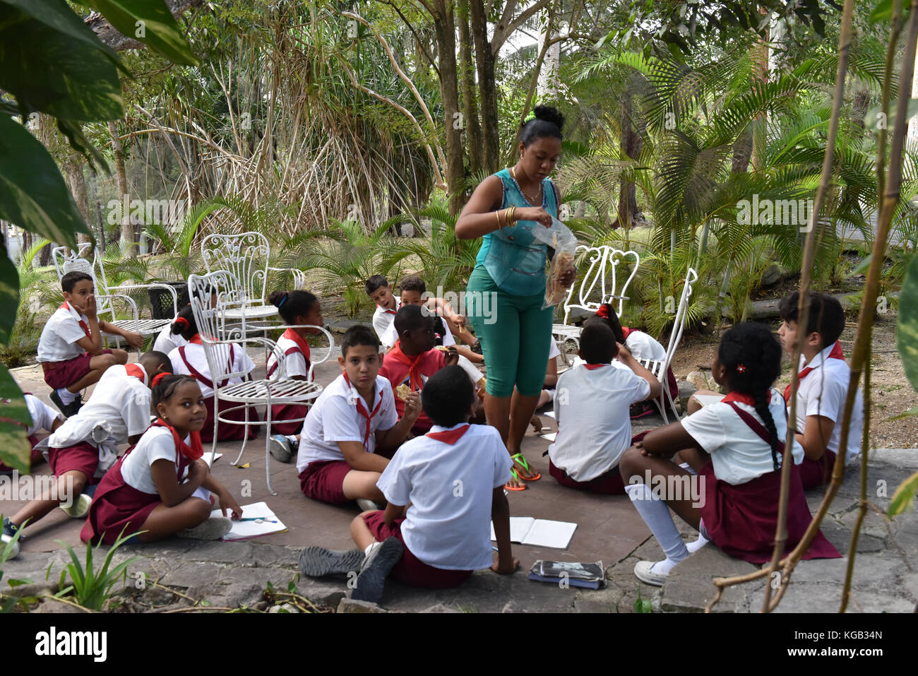 Gita educativa di scolari cubano a Finca Vigía, Hemingway's house che è ora un museo Foto Stock