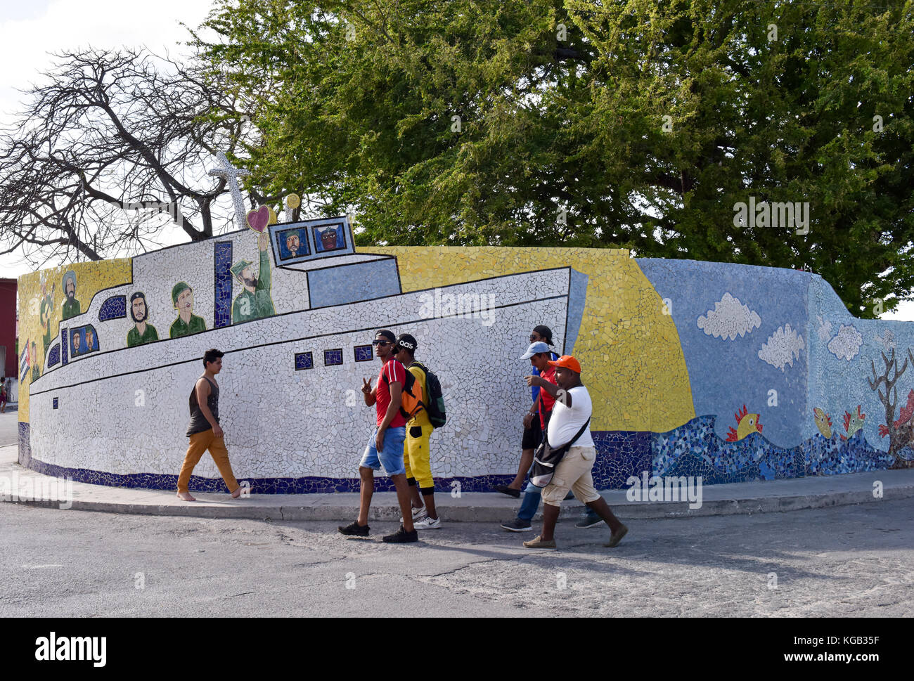 Lavoratori cubani a piedi nella parte anteriore del murale Foto Stock