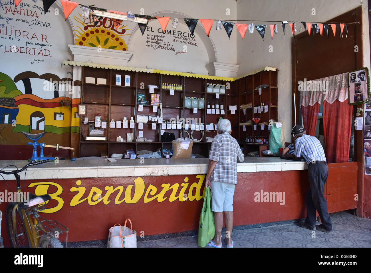 La metà gli scaffali vuoti in un archivio del governo di Trinidad Cuba Foto Stock