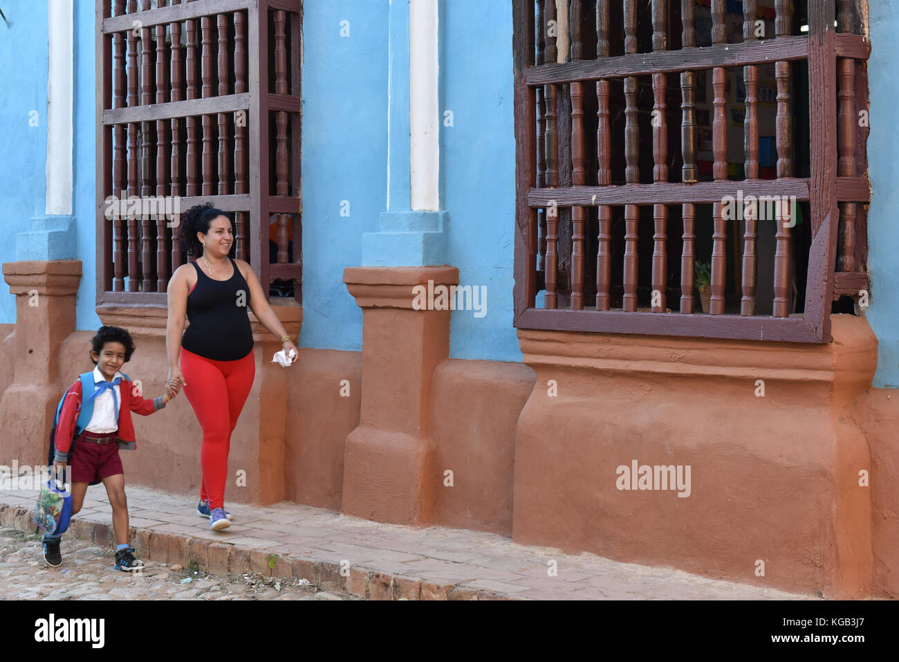 La madre e il bambino sul loro modo di scuola, Trinidad, Cuba Foto Stock