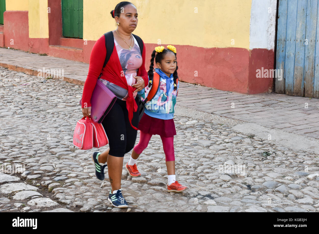 La madre e il bambino sul loro modo di scuola, Trinidad, Cuba Foto Stock
