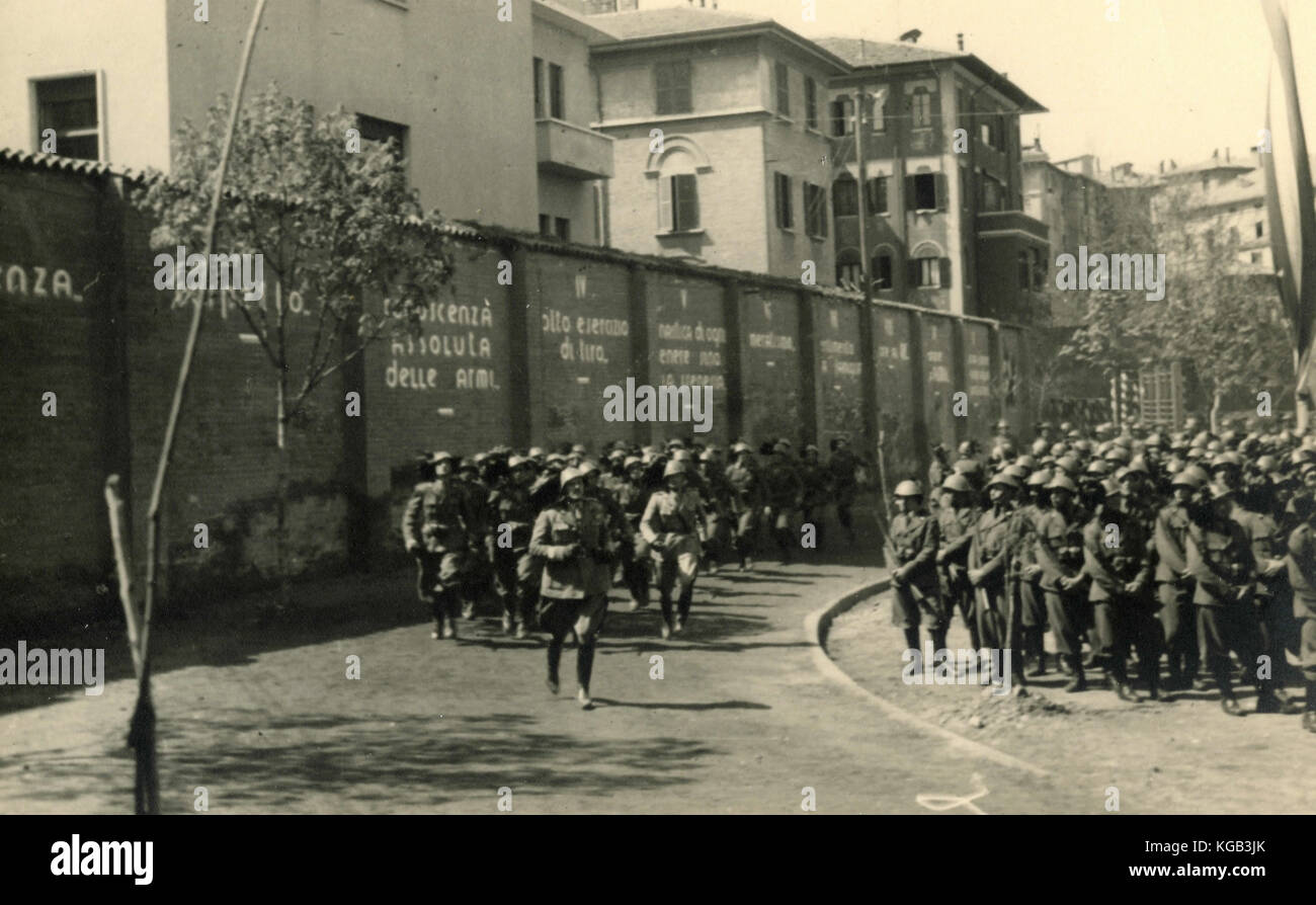Italian Bersaglieri soldati in esecuzione Foto Stock