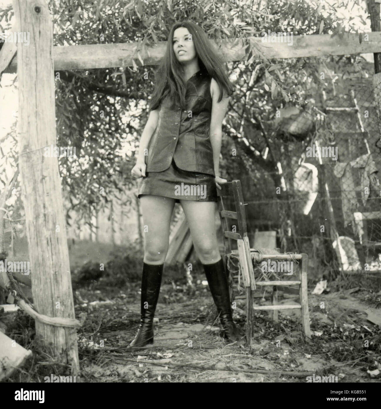 Il modello degli anni settanta con mini gonna durante le riprese Foto Stock