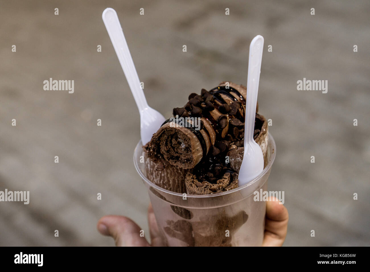 Laminati di gelato congelato di essere preparati per le strade della  Thailandia Foto stock - Alamy