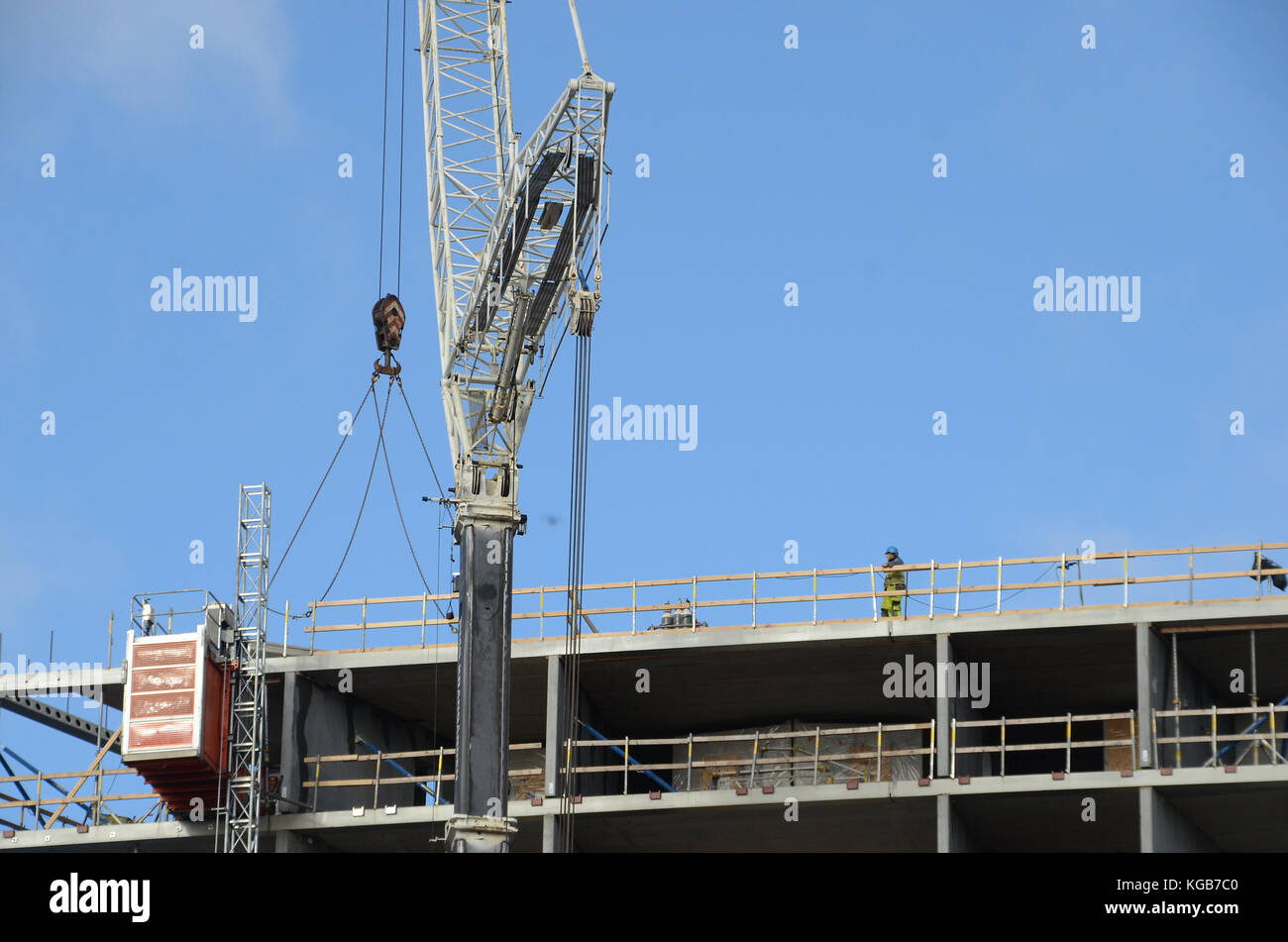 Sito in costruzione con grandi gru. Foto Stock