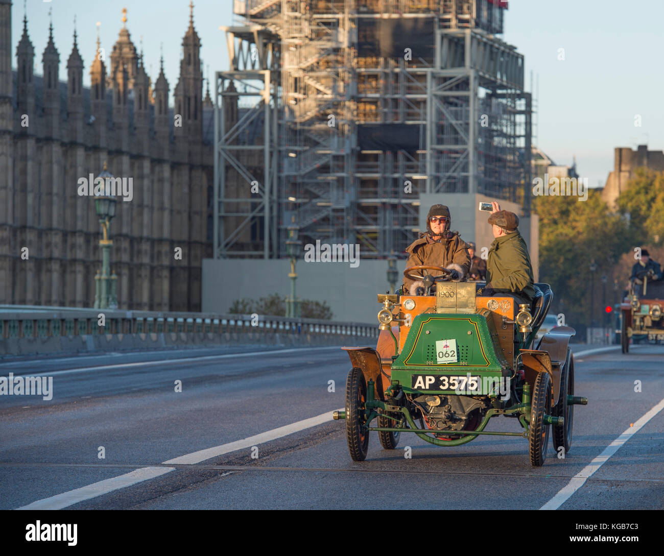 5 novembre 2017. Da Bonhams Londra a Brighton, la pista automobilistica più lunga del mondo, 1900 Napier sul ponte di Westminster. Foto Stock