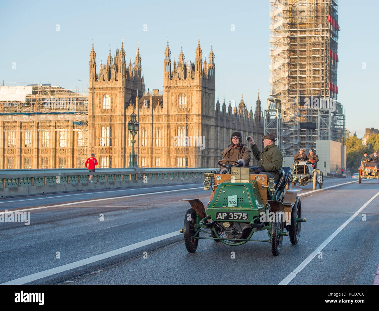 5 novembre 2017. Da Bonhams Londra a Brighton, la pista automobilistica più lunga del mondo, 1900 Napier sul ponte di Westminster. Foto Stock