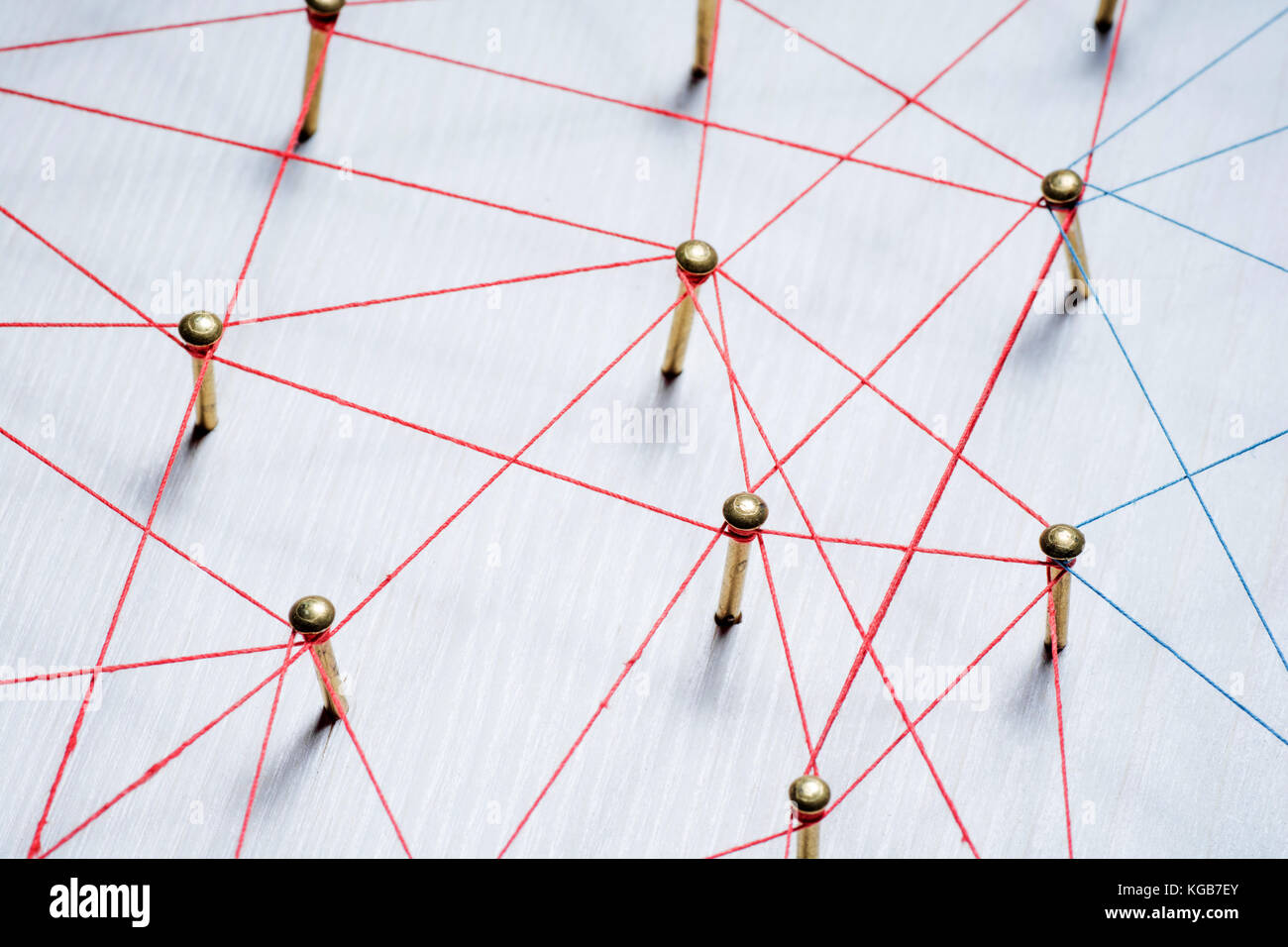 Sfondo. concetto astratto di rete, social media, internet, il lavoro di squadra, comunicazione. chiodi legati insieme mediante filettature. Foto Stock