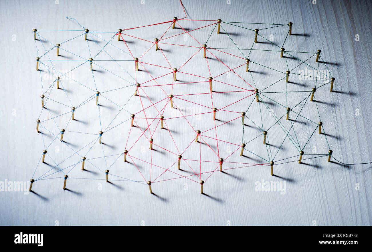 Sfondo. concetto astratto di rete, social media, internet, il lavoro di squadra, comunicazione. chiodi legati insieme mediante filettature. Foto Stock