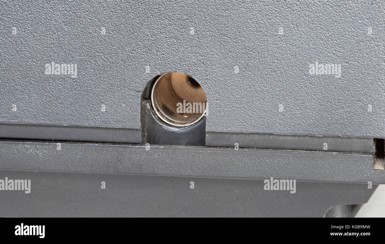 Inserire la spina dell'antenna si inserisce su una polizia scanner radio Foto Stock