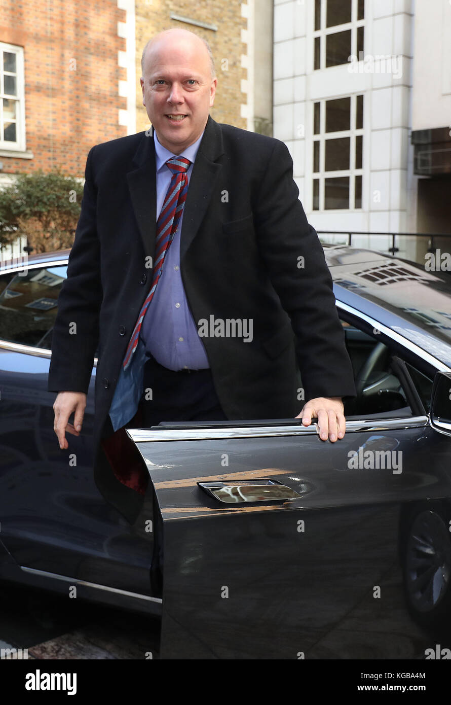 Il Segretario ai Trasporti Chris Grayling dopo essere arrivato in un'auto Tesla S per dare il suo discorso di apertura alla conferenza dei veicoli autonomi dell'Associazione degli assicuratori britannici presso la sede centrale del Regno Unito a Londra. Foto Stock