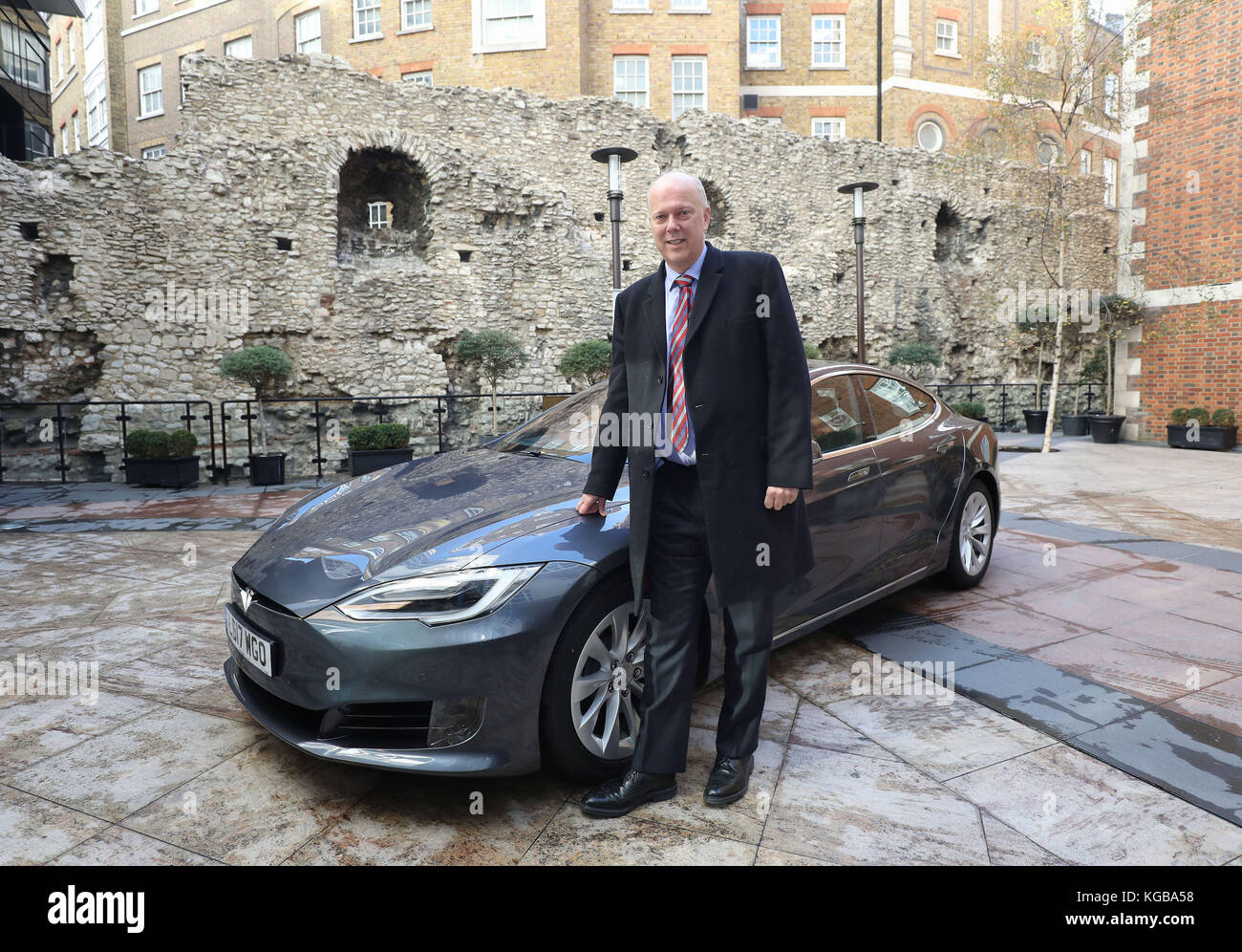 Il Segretario ai Trasporti Chris Grayling dopo essere arrivato in un'auto Tesla S per dare il suo discorso di apertura alla conferenza dei veicoli autonomi dell'Associazione degli assicuratori britannici presso la sede centrale del Regno Unito a Londra. Foto Stock