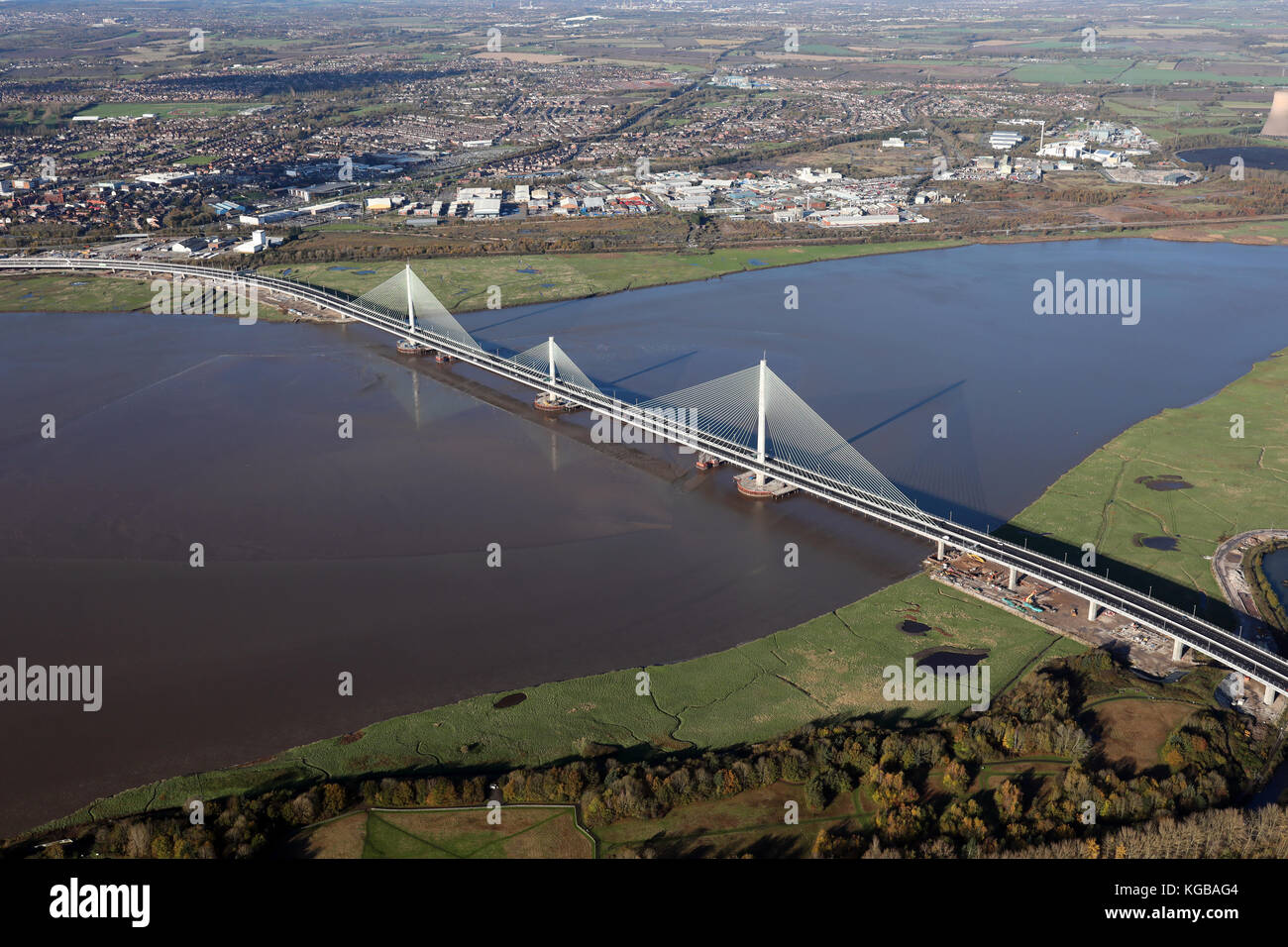 Vista aerea del nuovo gateway Mersey linking & Widnes, Runcorn Cheshire, Regno Unito Foto Stock