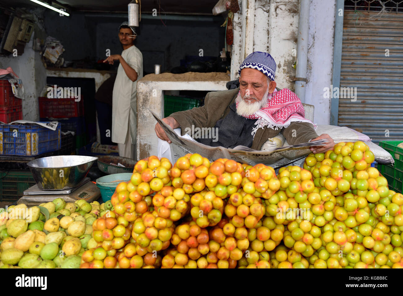 AHMEDABAD, GUJARAT, INDIA - 30 GENNAIO 2015: Indiano che vende verdure da carrelli in strada nella città di Ahmedad nello stato del Gujarat in India Foto Stock