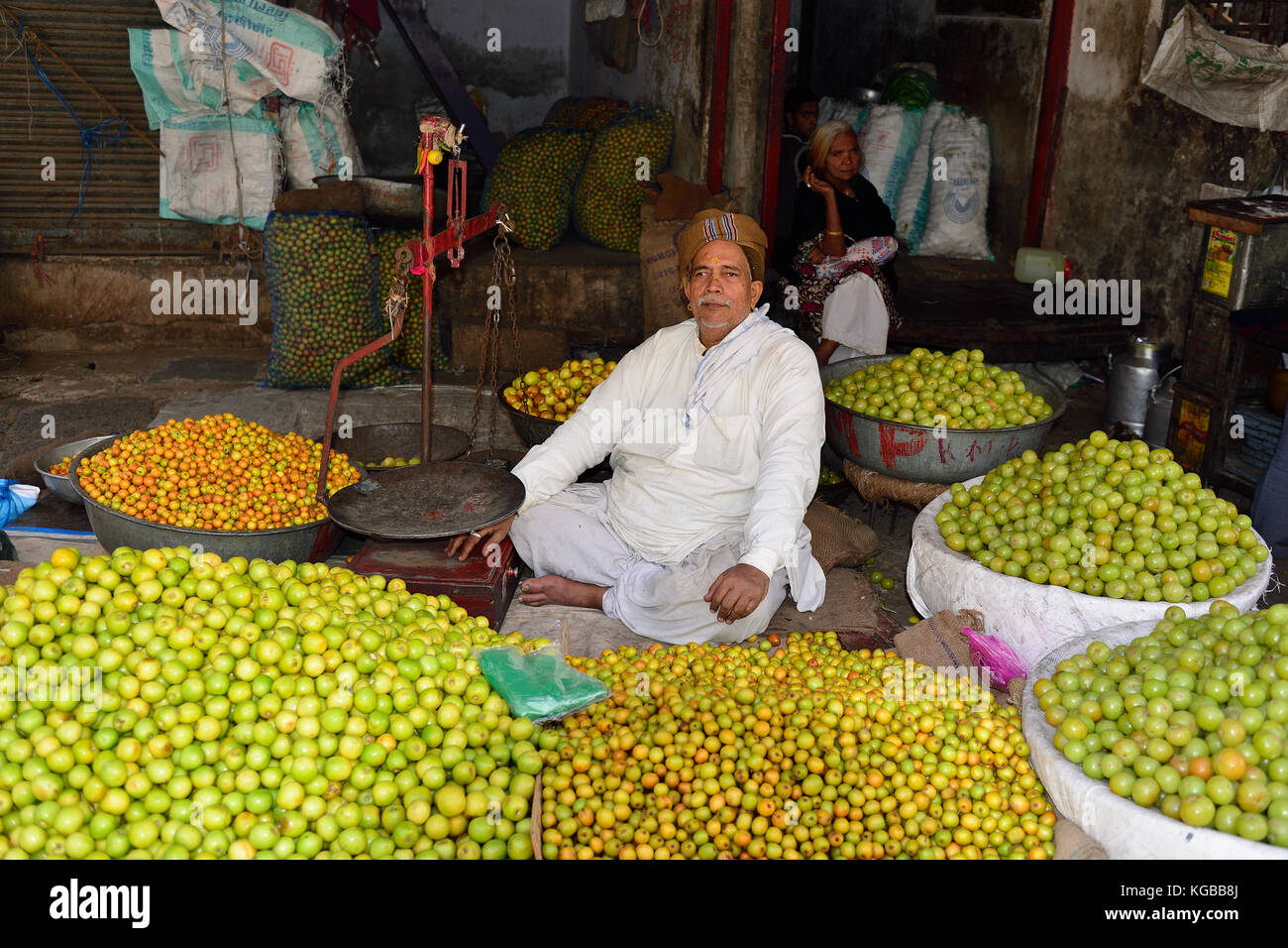 AHMEDABAD, GUJARAT, INDIA - 30 GENNAIO 2015: Indiano che vende verdure da carrelli in strada nella città di Ahmedad nello stato del Gujarat in India Foto Stock