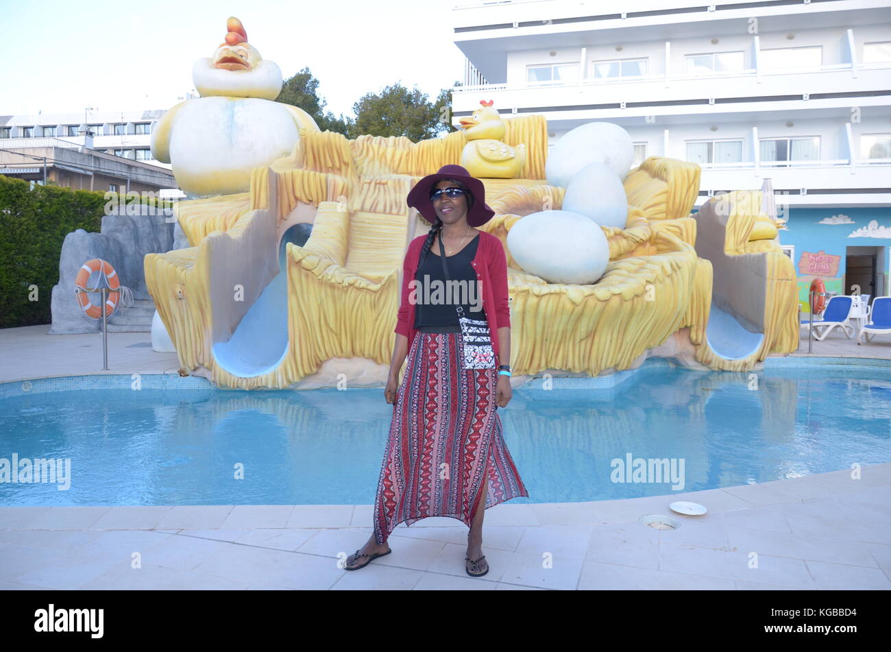 Donna in posa di fronte allo scivolo a tema presso la località di Condesa De la Bahia a Maiorca, Spagna Foto Stock