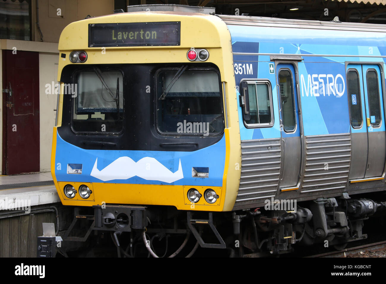 Melbourne, Australia. 6 Nov, 2017. La carità Movember raccoglie fondi e la coscienza degli uomini di problemi di salute. Durante il mese di novembre molti uomini sostenere la carità facendo crescere i baffi. Alcuni treni a Melbourne hanno un baffi sul davanti per sostenere la carità. Nella foto è un treno alla Stazione di Flinders Street. Credito: Richard Milnes/Alamy Live News Foto Stock