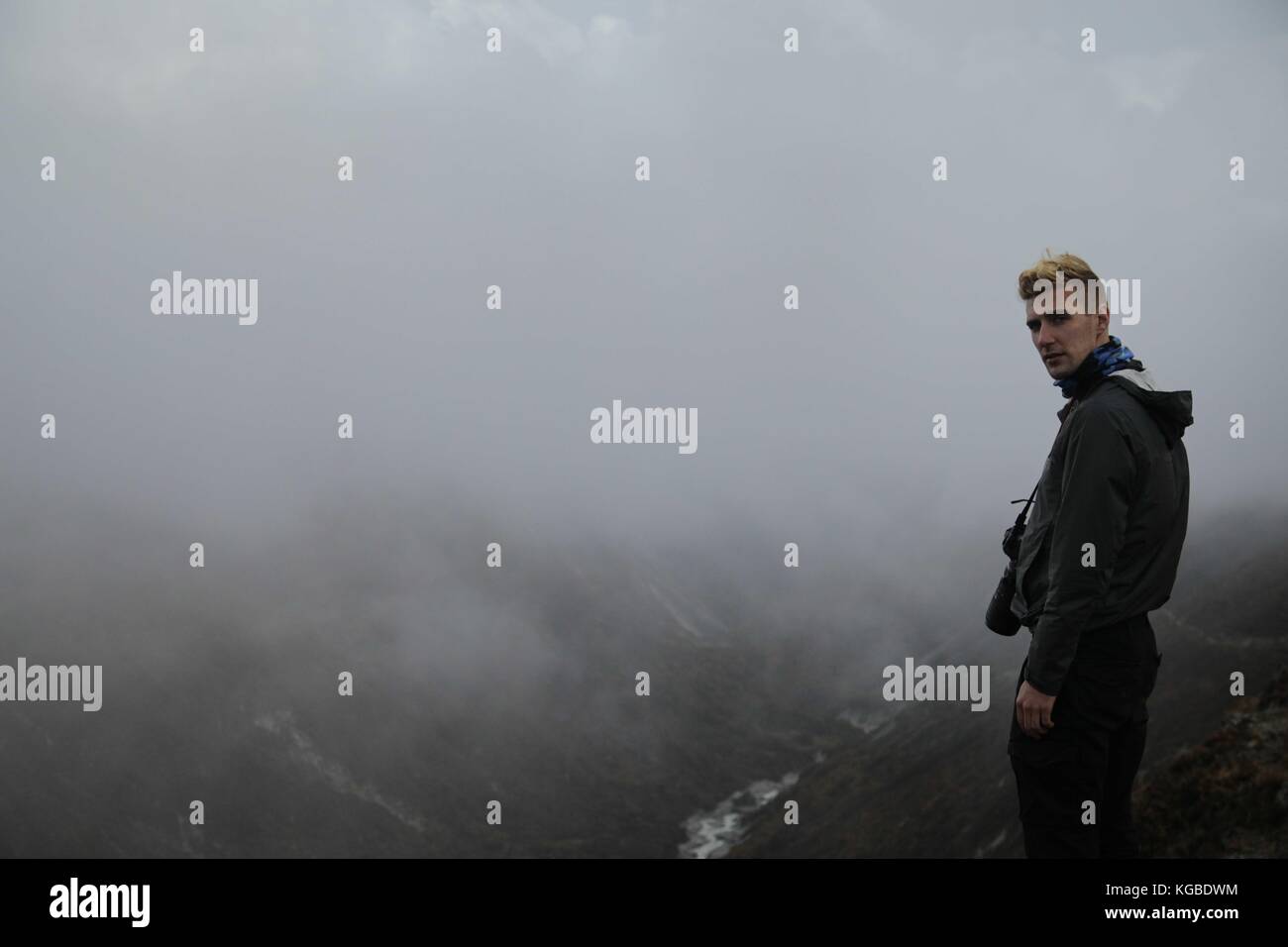 Parco Nazionale Sagarmatha, Sagarmatha zona, Nepal. 13 ottobre 2017. WOODCOX, ROB che domina una valle vestita di nebbia nel Parco Nazionale Sagarmatha Credit: Sarah Murray/Stumbleweeds/ZUMA Wire/Alamy Live News Foto Stock