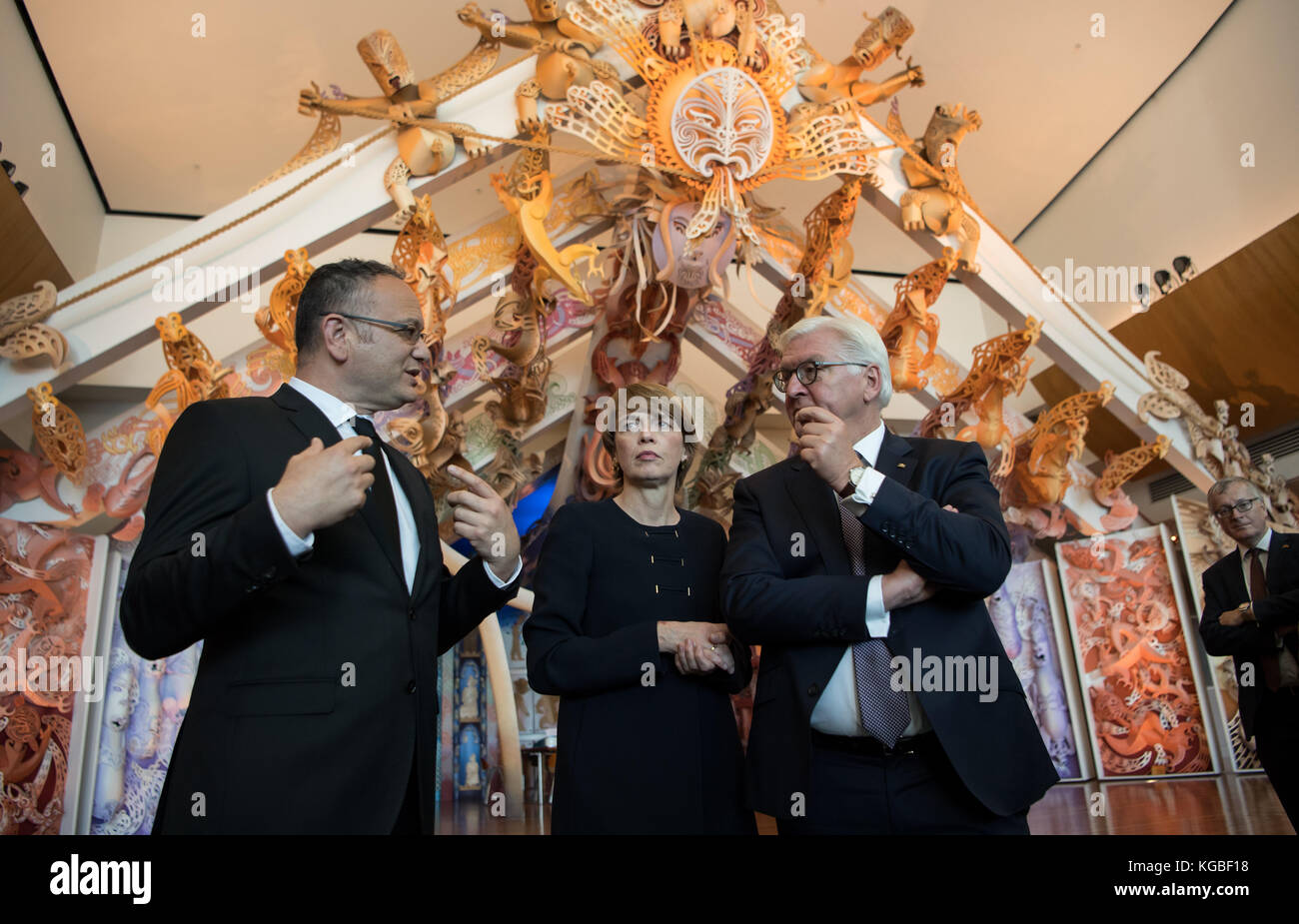 Wellington, nuova Zelanda. 6 novembre 2017. il presidente federale tedesco Frank-Walter Steinmeier (R) e sua moglie Elke Buedenbender (M) visitano il museo nazionale "te Papa Tongarewa" a Wellington, nuova Zelanda il 6 novembre 2017. Il vice direttore, Charles te Ahukaramu Royal (L) li guida attraverso la mostra. il presidente federale Steinmeier e sua moglie sono attualmente in visita a Singapore, Australia e nuova Zelanda, dove risiederanno per tre giorni. Credito: dpa Picture Alliance/Alamy Live News Foto Stock