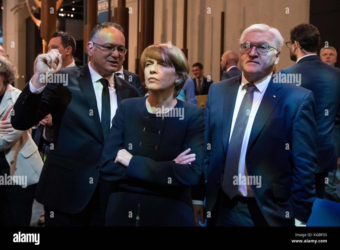 Wellington, nuova Zelanda. 6 novembre 2017. il presidente federale tedesco Frank-Walter Steinmeier (R) e sua moglie Elke Buedenbender (M) visitano il museo nazionale "te Papa Tongarewa" a Wellington, nuova Zelanda il 6 novembre 2017. Il vice direttore, Charles te Ahukaramu Royal (L) li guida attraverso la mostra. il presidente federale Steinmeier e sua moglie sono attualmente in visita a Singapore, Australia e nuova Zelanda, dove risiederanno per tre giorni. Credito: dpa Picture Alliance/Alamy Live News Foto Stock