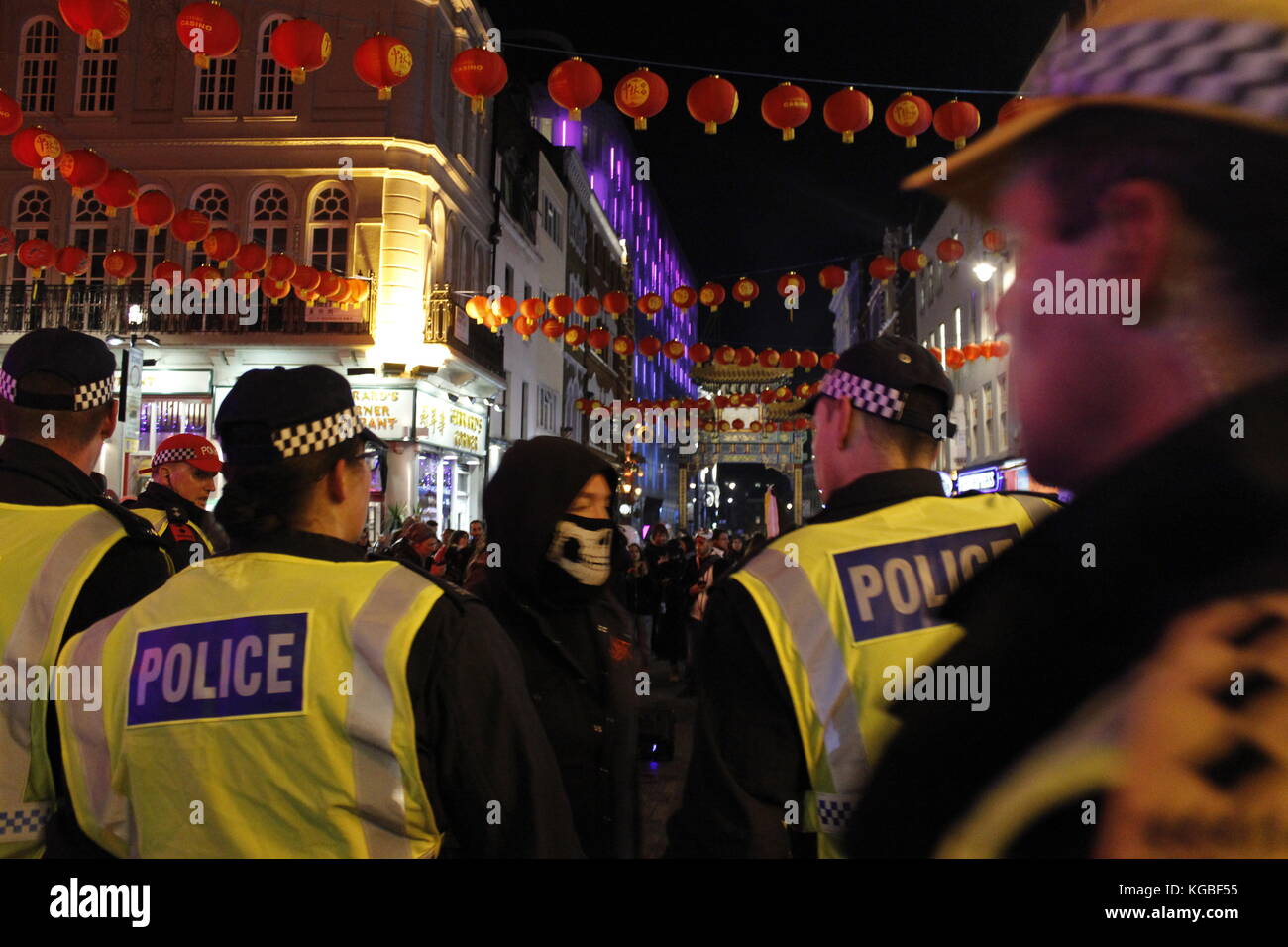 Londra, Regno Unito. 5 novembre, 2017. milioni di maschera marzo central London, Regno Unito. ha incontrato la polizia di China town durante milioni di maschera marzo credito: Alex cavendish/alamy live news Foto Stock