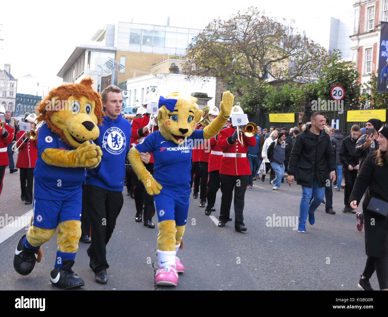 Chelsea Football Club la banda di ottoni parade giù il Fulham Road e immettere Stamford Bridge prima del Titanic scontro contro il manchester united. Foto Stock