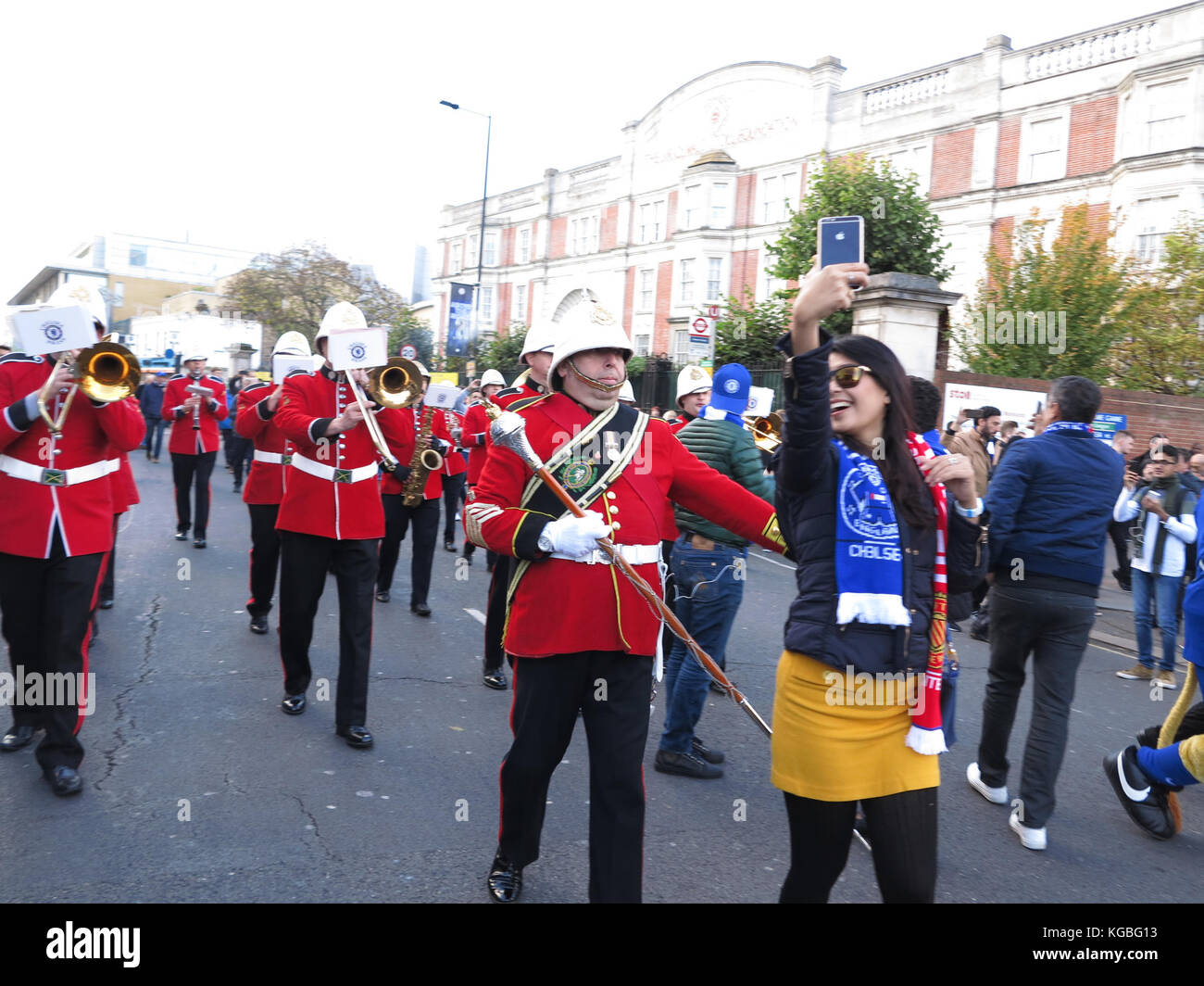 Chelsea Football Club la banda di ottoni parade giù il Fulham Road e immettere Stamford Bridge prima del Titanic scontro contro il manchester united. Foto Stock