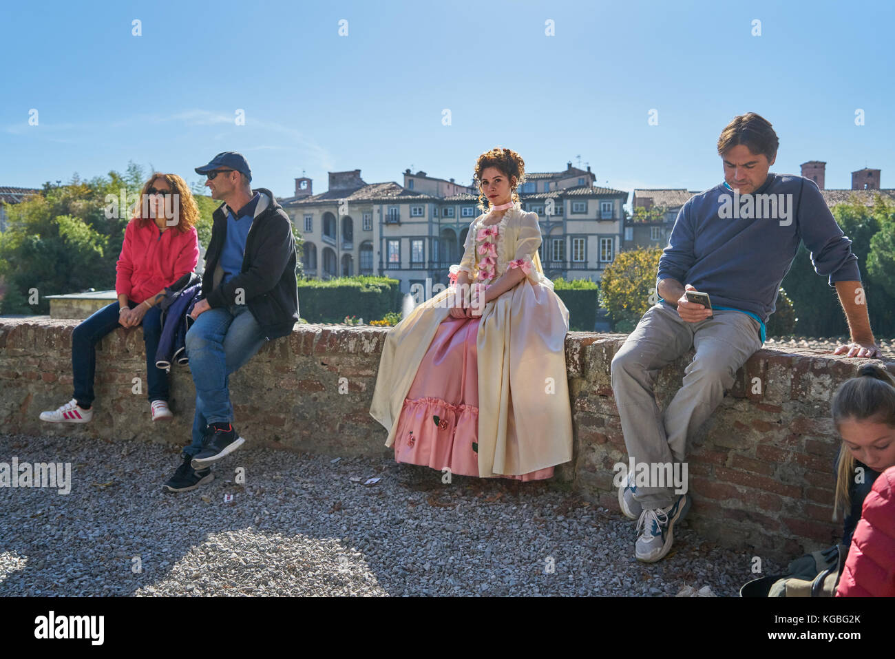 Cosplayer seduto sulla cinta muraria di Lucca, Italia Foto Stock