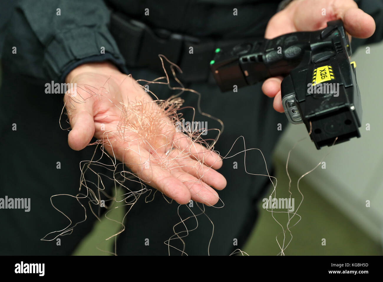 Norimberga, Germania. 6th Nov 2017. Un dispositivo elettrico a impulsi per le distanze viene presentato alla sede della polizia a Norimberga, Germania, 6 novembre 2017. La pistola permette alla polizia di scossa le persone in diversi secondi di compiacimento. Un periodo di prova di un anno vedrà gli ufficiali a Monaco e in Franconia Centrale usare i laser come loro vedono più opportuno. Credit: Daniel Karmann/dpa/Alamy Live News Foto Stock