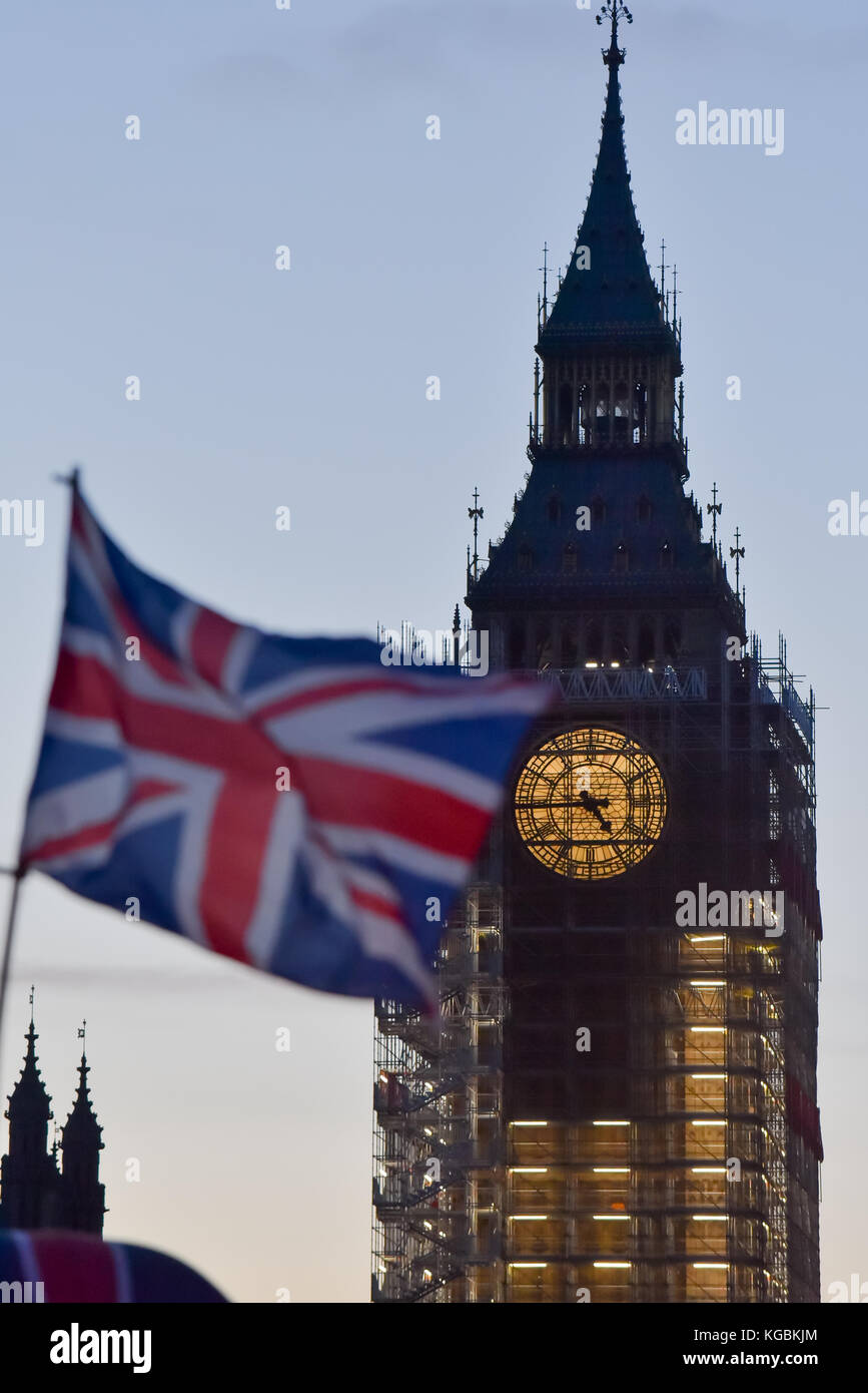 Westminster, Londra, Regno Unito. 6 novembre 2017. Il sole tramonta sul Big Ben. Credito del governo del Parlamento di Westminster: Matthew Chattle/Alamy Live News Foto Stock