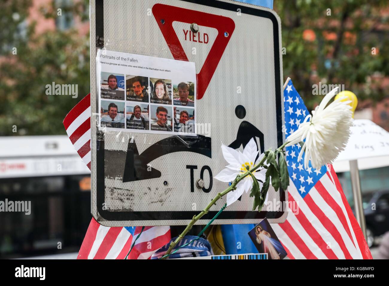 New York City, Stati Uniti. 6th novembre 2017. I fiori commemorativi sono lasciati per otto ciclisti e pedoni uccisi da un terrorista il 6 novembre 2017 su un percorso ciclabile a Manhattan, New York City. Sayfullo Saipov, un immigrato di 29 anni dall'Uzbekistan, ha volutamente guidato un furgone noleggiato sulla pista ciclabile dell'autostrada sul lato ovest nel pomeriggio di Halloween, 31 ottobre 2017. Credito: Brasile Photo Press/Alamy Live News Foto Stock